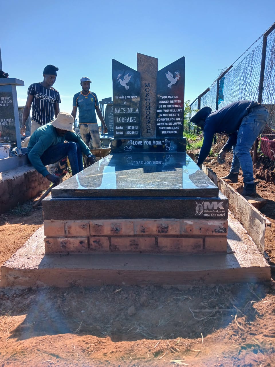 Granite tombstone installation at Dipakapakeng Cemetery Tafelkop – quality tombstones in Witbank region